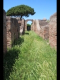 06454 ostia - regio iv - insula vi - angiporto delle taberne finestrate - blick ri nordwesten - 2016.jpg